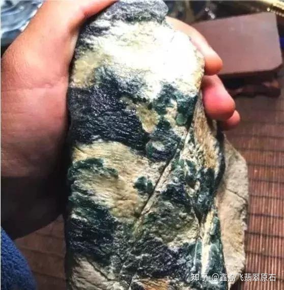 冰晴底的翡翠原石,冰晴的翡翠做什么好呢-第2张图片-翡翠网 冰晴底的翡翠原石,冰晴的翡翠做什么好呢-第2张图片-翡翠网