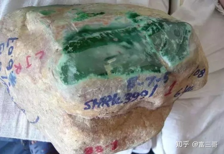 缅甸人加工做翡翠原石,翡翠的原石哪里-第1张图片-翡翠网 缅甸人加工做翡翠原石,翡翠的原石哪里-第1张图片-翡翠网