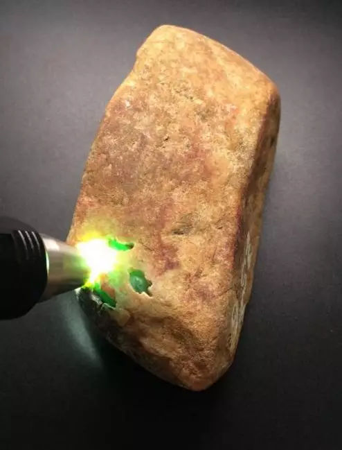 翡翠原石批发,翡翠原石的市场价格-第1张图片-翡翠网 翡翠原石批发,翡翠原石的市场价格-第1张图片-翡翠网