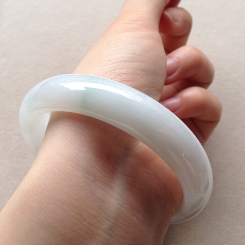 翡翠手镯的絮能戴散吗翡翠越戴棉絮越多-第1张图片-翡翠网 翡翠手镯的絮能戴散吗翡翠越戴棉絮越多-第1张图片-翡翠网