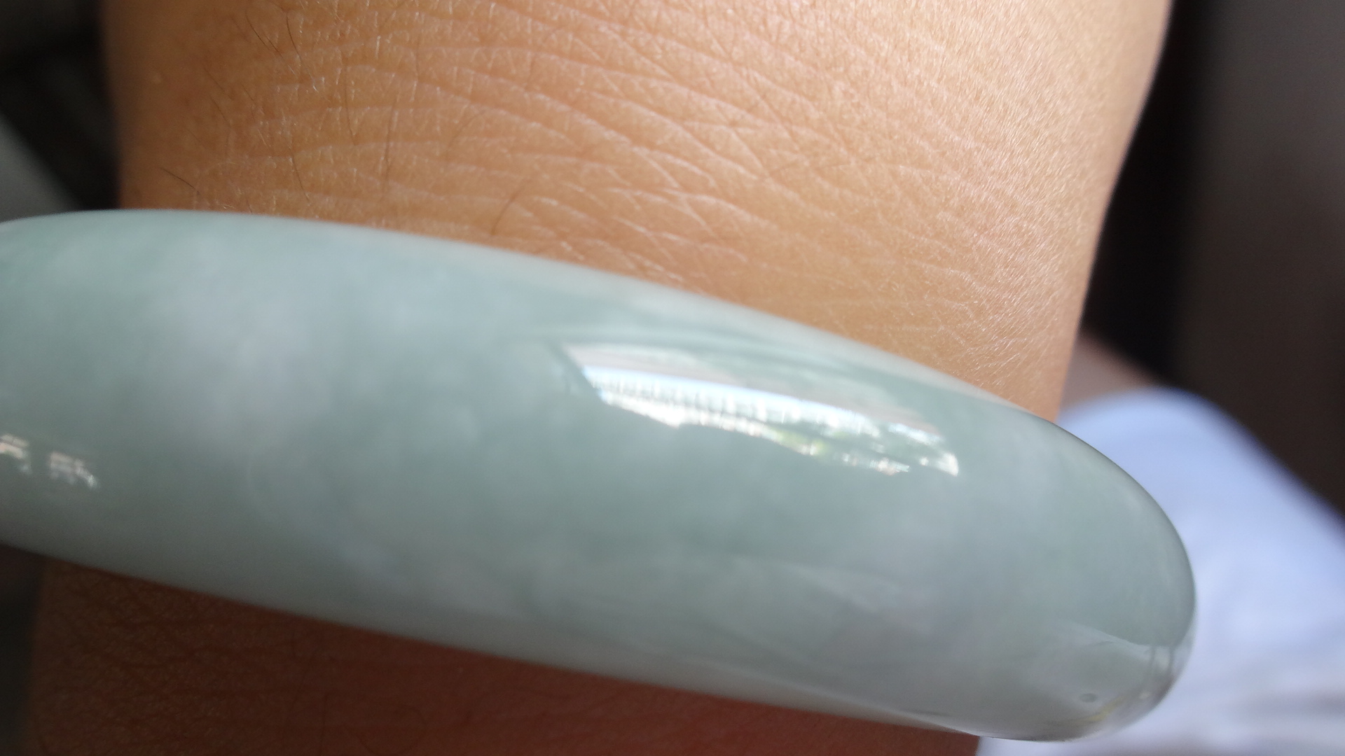 翡翠手镯的絮能戴散吗翡翠越戴棉絮越多-第2张图片-翡翠网 翡翠手镯的絮能戴散吗翡翠越戴棉絮越多-第2张图片-翡翠网