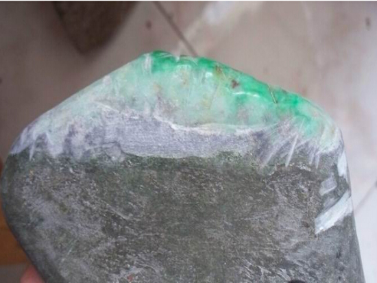 皮薄的翡翠原石怎么去皮,翡翠原石开窗料-第1张图片-翡翠网 皮薄的翡翠原石怎么去皮,翡翠原石开窗料-第1张图片-翡翠网