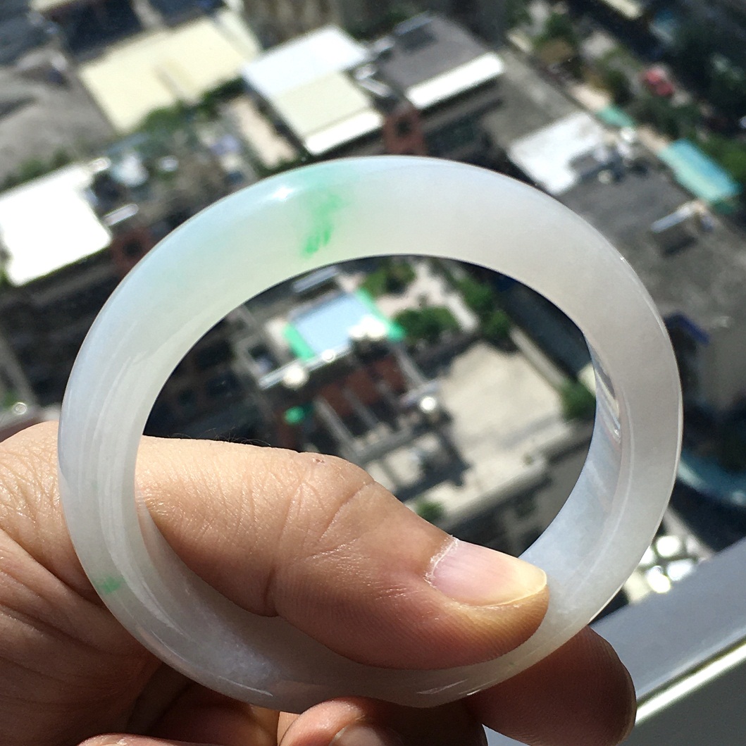 翡翠牌子配什么珠子好椭圆形翡翠手镯-第1张图片-翡翠网 翡翠牌子配什么珠子好椭圆形翡翠手镯-第1张图片-翡翠网