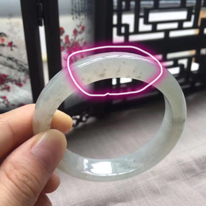 翡翠手镯断口,翡翠手镯断了有什么忌讳-第1张图片-翡翠网 翡翠手镯断口,翡翠手镯断了有什么忌讳-第1张图片-翡翠网