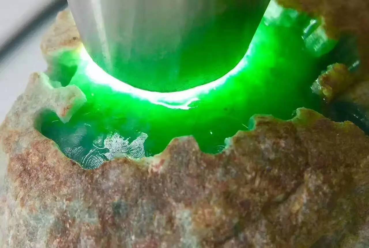 几百块的翡翠手镯是真的吗,翡翠原石价格-第1张图片-翡翠网 几百块的翡翠手镯是真的吗,翡翠原石价格-第1张图片-翡翠网