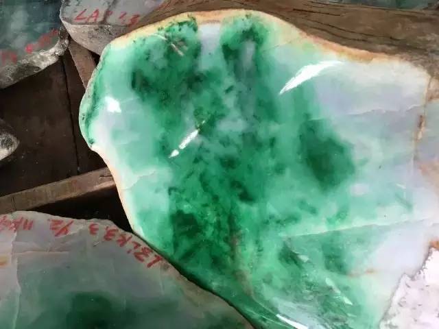 翡翠公盘的知识冰种翡翠-第2张图片-翡翠网 翡翠公盘的知识冰种翡翠-第2张图片-翡翠网