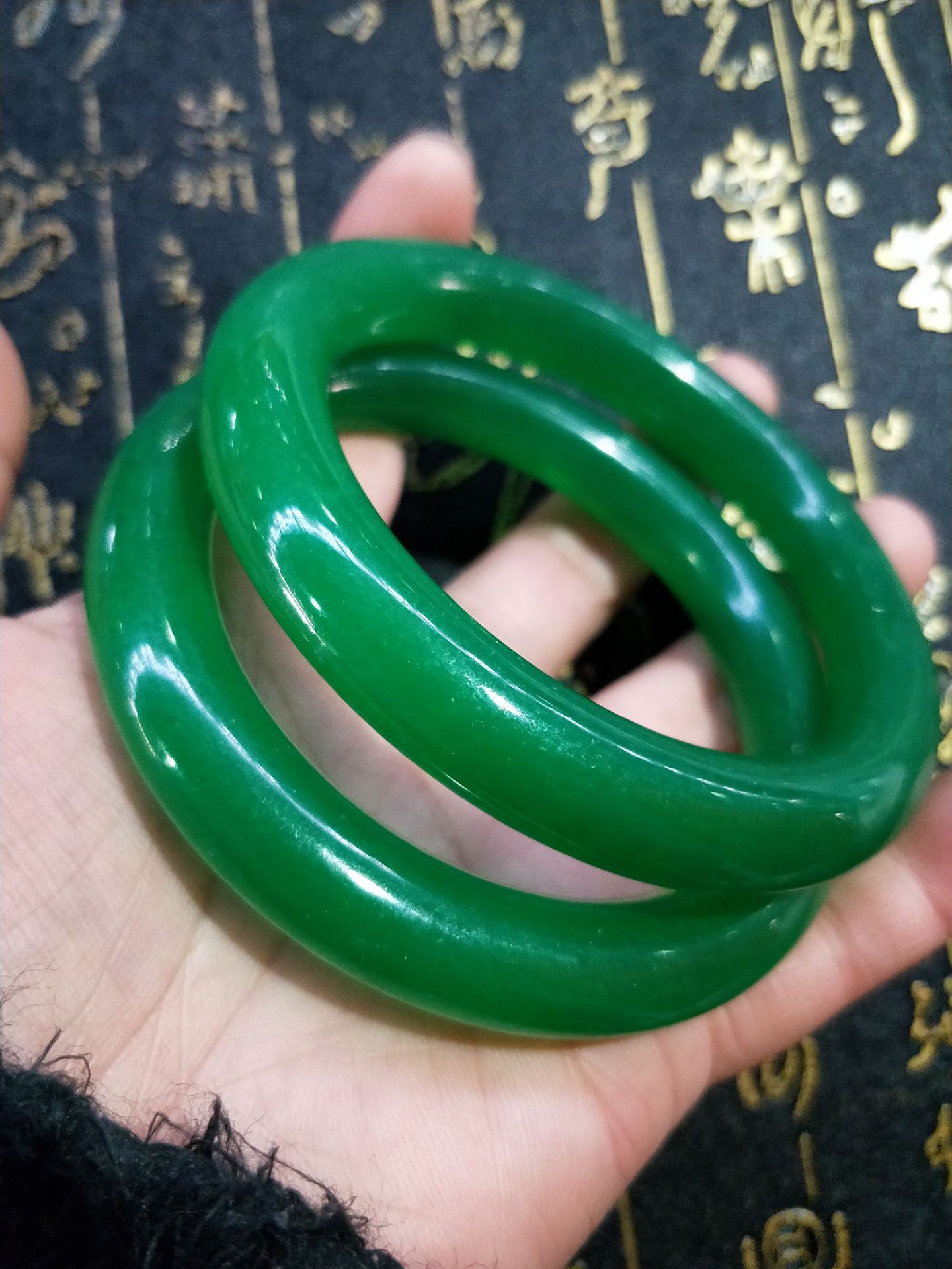 翡翠碧玉手镯图片,翡翠手镯和玉手镯有什么不同-第1张图片-翡翠网 翡翠碧玉手镯图片,翡翠手镯和玉手镯有什么不同-第1张图片-翡翠网