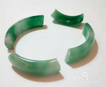 翡翠手镯上有裂纹能买吗翡翠手镯裂纹图片-第1张图片-翡翠网 翡翠手镯上有裂纹能买吗翡翠手镯裂纹图片-第1张图片-翡翠网