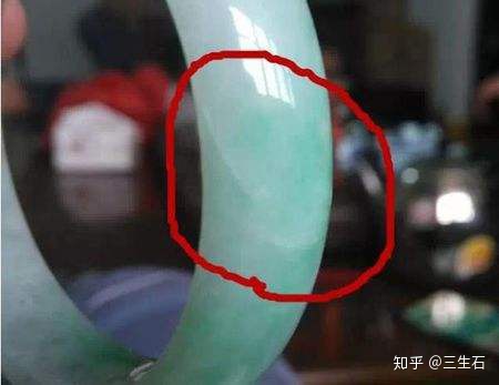 翡翠手镯上有裂纹能买吗翡翠手镯裂纹图片-第2张图片-翡翠网 翡翠手镯上有裂纹能买吗翡翠手镯裂纹图片-第2张图片-翡翠网