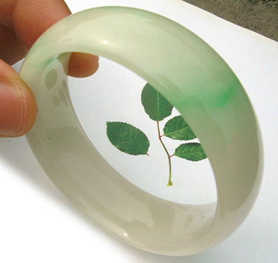 翡翠上有黄斑反而好,透明翡翠手镯-第1张图片-翡翠网 翡翠上有黄斑反而好,透明翡翠手镯-第1张图片-翡翠网