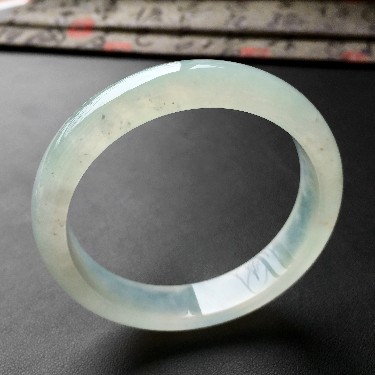 怎么看翡翠手镯的好坏,翡翠手镯怎么分好坏-第2张图片-翡翠网 怎么看翡翠手镯的好坏,翡翠手镯怎么分好坏-第2张图片-翡翠网