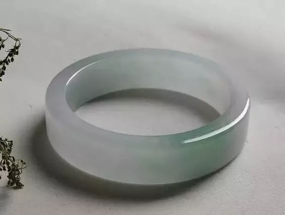 翡翠贵妃手镯翡翠手镯买贵妃好还是正圈好-第2张图片-翡翠网