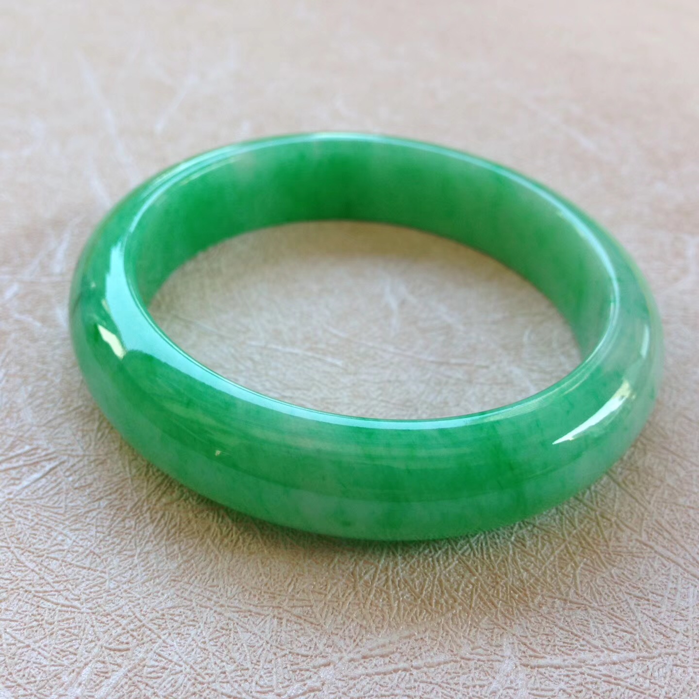 春带彩翡翠手镯,翡翠手镯哪种形状戴起来好看-第1张图片-翡翠网 春带彩翡翠手镯,翡翠手镯哪种形状戴起来好看-第1张图片-翡翠网