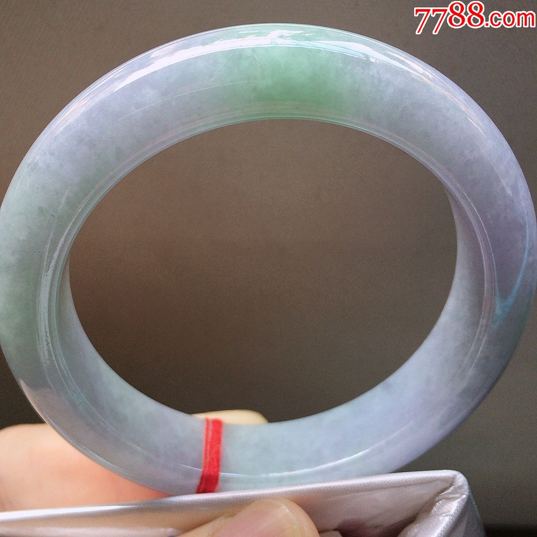 春带彩翡翠手镯,翡翠手镯哪种形状戴起来好看-第2张图片-翡翠网 春带彩翡翠手镯,翡翠手镯哪种形状戴起来好看-第2张图片-翡翠网