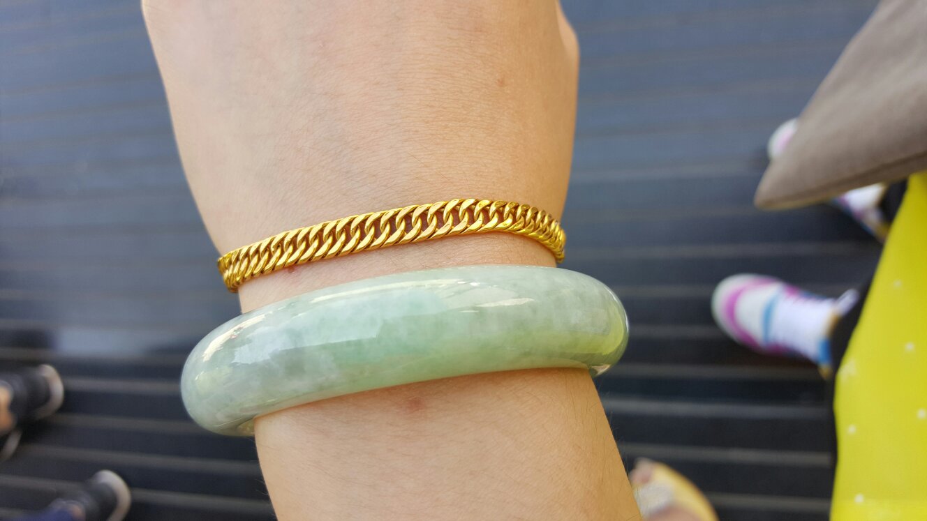 翡翠手镯越戴越绿,一万买的翡翠镯子都是棉絮-第1张图片-翡翠网 翡翠手镯越戴越绿,一万买的翡翠镯子都是棉絮-第1张图片-翡翠网