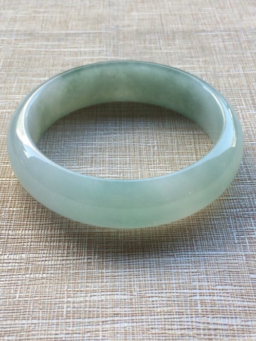 翡翠手镯越戴越绿,一万买的翡翠镯子都是棉絮-第2张图片-翡翠网 翡翠手镯越戴越绿,一万买的翡翠镯子都是棉絮-第2张图片-翡翠网