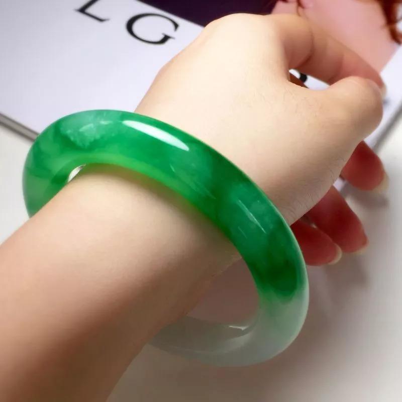 翡翠玉镯子带紫色好吗翡翠手镯怎么带好-第1张图片-翡翠网 翡翠玉镯子带紫色好吗翡翠手镯怎么带好-第1张图片-翡翠网