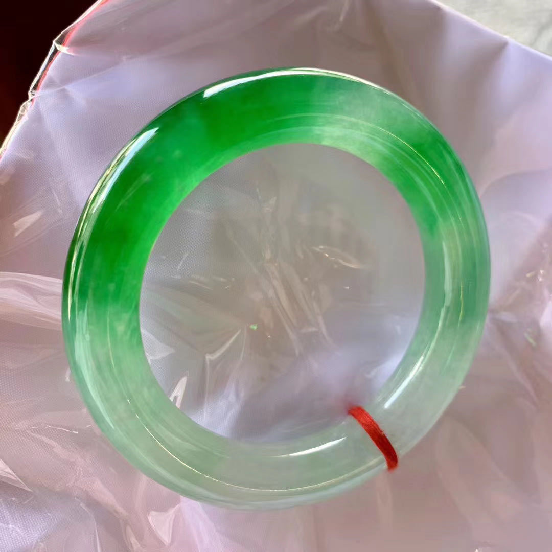 翡翠手镯养人,翡翠手镯真的养人吗-第2张图片-翡翠网