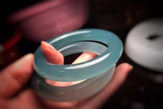 翡翠高冰是什么价格高冰手镯价格翡翠-第1张图片-翡翠网 翡翠高冰是什么价格高冰手镯价格翡翠-第1张图片-翡翠网