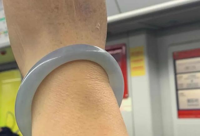 翡翠手镯戴着会变色吗翡翠手镯带久了-第2张图片-翡翠网 翡翠手镯戴着会变色吗翡翠手镯带久了-第2张图片-翡翠网