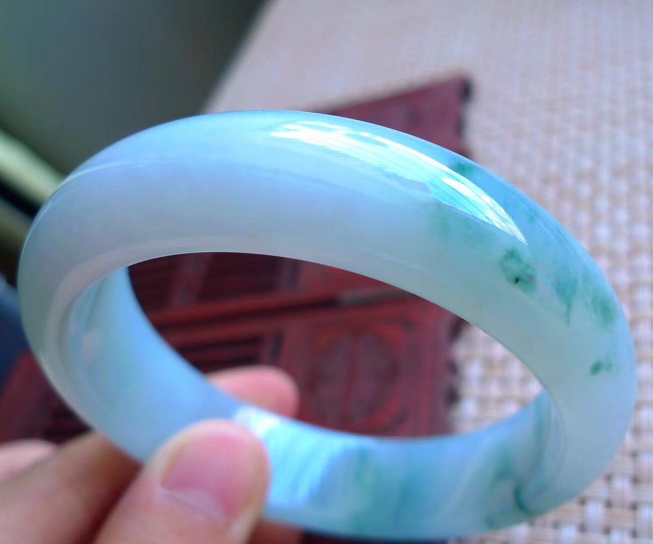 翡翠手镯有棉纹怎么养什么是翡翠手镯棉纹-第1张图片-翡翠网 翡翠手镯有棉纹怎么养什么是翡翠手镯棉纹-第1张图片-翡翠网