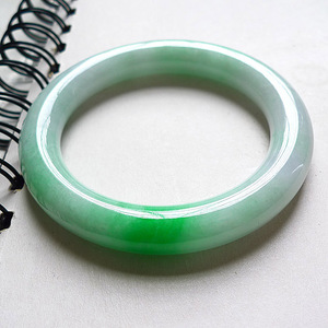 极品翡翠白底青手镯,春带彩翡翠手镯-第2张图片-翡翠网 极品翡翠白底青手镯,春带彩翡翠手镯-第2张图片-翡翠网