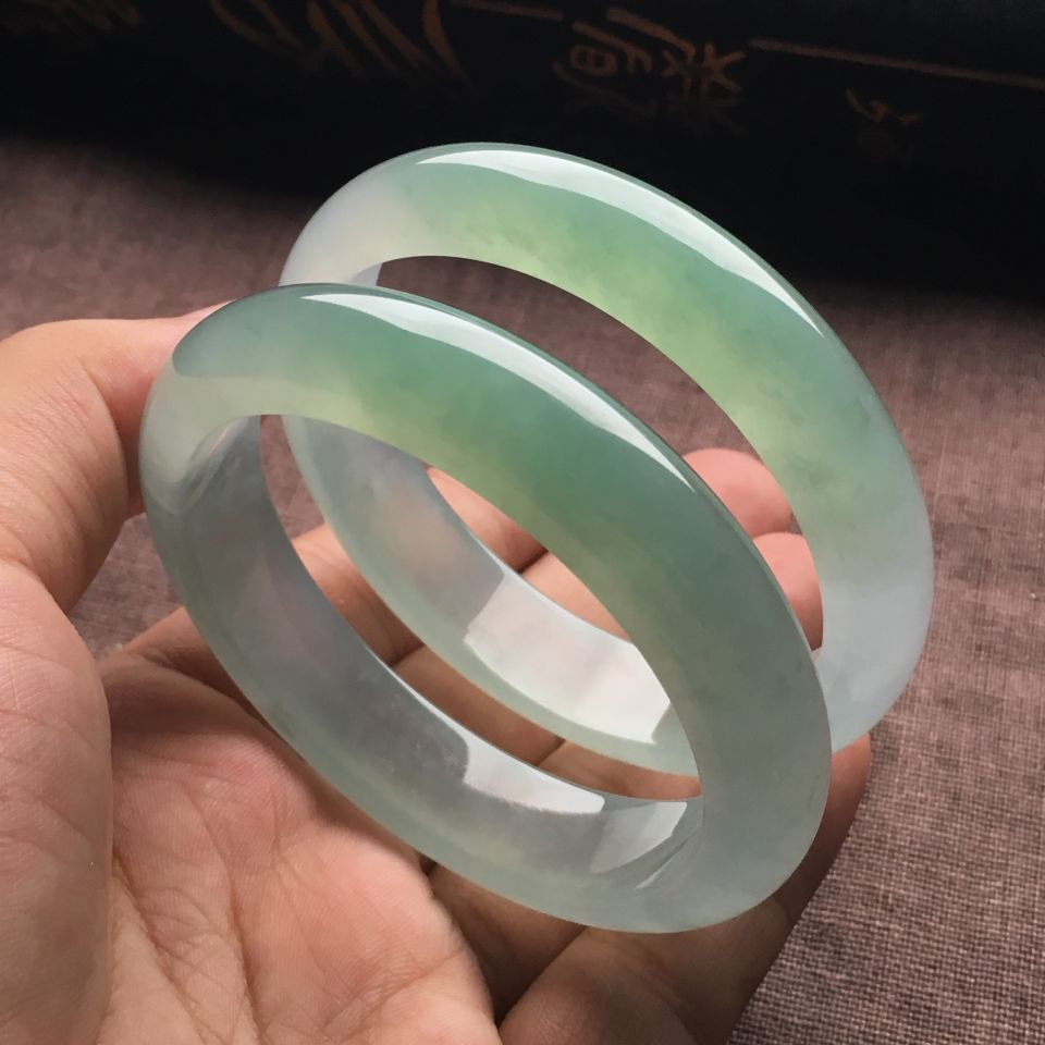 翡翠手镯的款式介绍翡翠的顺序是什么-第1张图片-翡翠网 翡翠手镯的款式介绍翡翠的顺序是什么-第1张图片-翡翠网