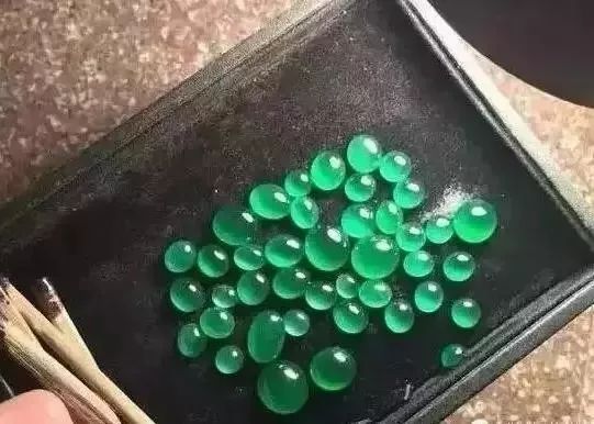 翡翠原石如何切盘翡翠吊坠用手盘有什么效果-第1张图片-翡翠网 翡翠原石如何切盘翡翠吊坠用手盘有什么效果-第1张图片-翡翠网