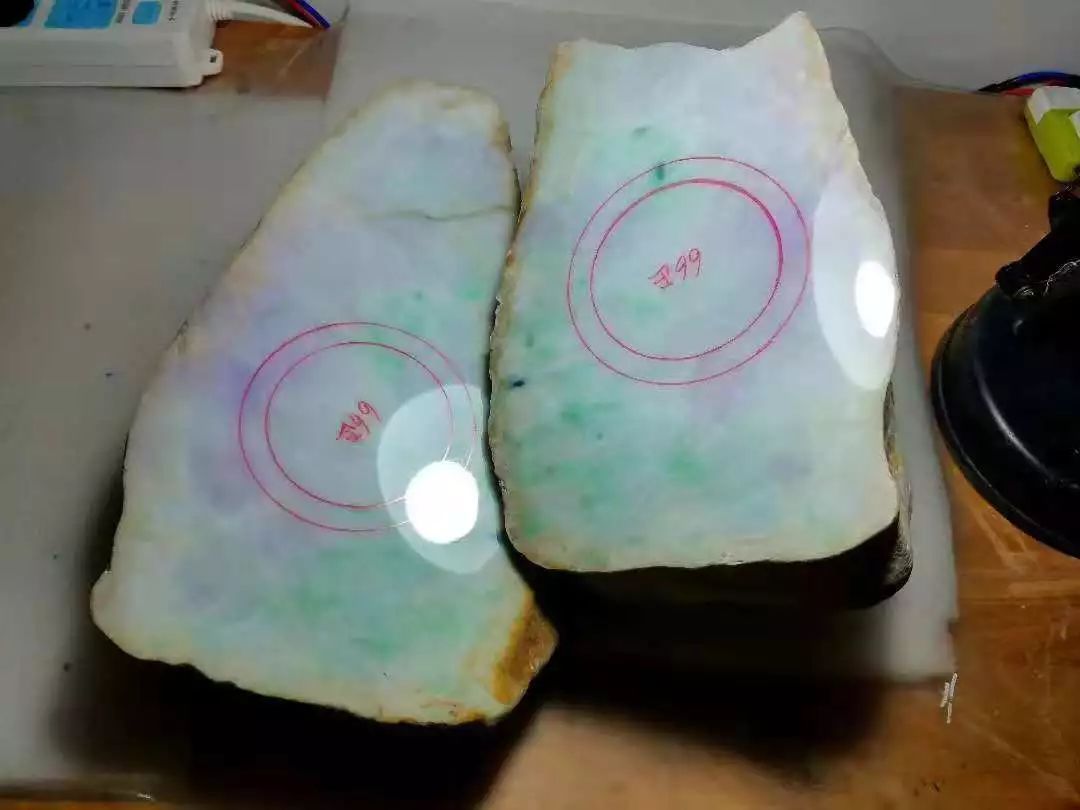 翡翠原石如何切盘翡翠吊坠用手盘有什么效果-第2张图片-翡翠网 翡翠原石如何切盘翡翠吊坠用手盘有什么效果-第2张图片-翡翠网