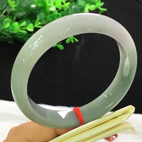 翡翠手镯有气泡,玉手镯里面有气泡是不是假的-第1张图片-翡翠网 翡翠手镯有气泡,玉手镯里面有气泡是不是假的-第1张图片-翡翠网