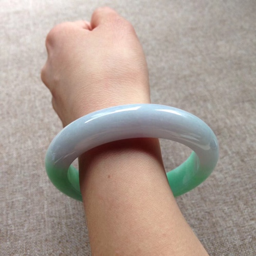 翡翠手镯有气泡,玉手镯里面有气泡是不是假的-第2张图片-翡翠网 翡翠手镯有气泡,玉手镯里面有气泡是不是假的-第2张图片-翡翠网