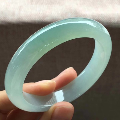 翡翠手镯什么牌子好,手镯什么牌子好-第1张图片-翡翠网 翡翠手镯什么牌子好,手镯什么牌子好-第1张图片-翡翠网