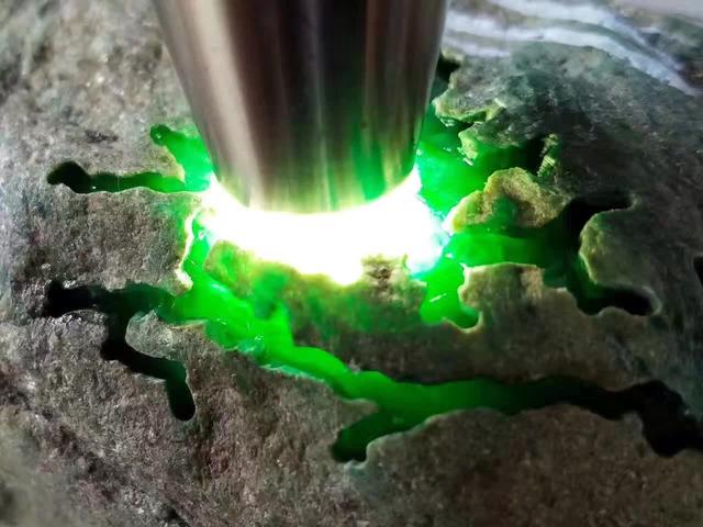 摩基湾翡翠原石莫弯基玉石-第1张图片-翡翠网 摩基湾翡翠原石莫弯基玉石-第1张图片-翡翠网