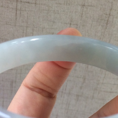 假翡翠手镯特征带了50年的翡翠手镯-第1张图片-翡翠网 假翡翠手镯特征带了50年的翡翠手镯-第1张图片-翡翠网