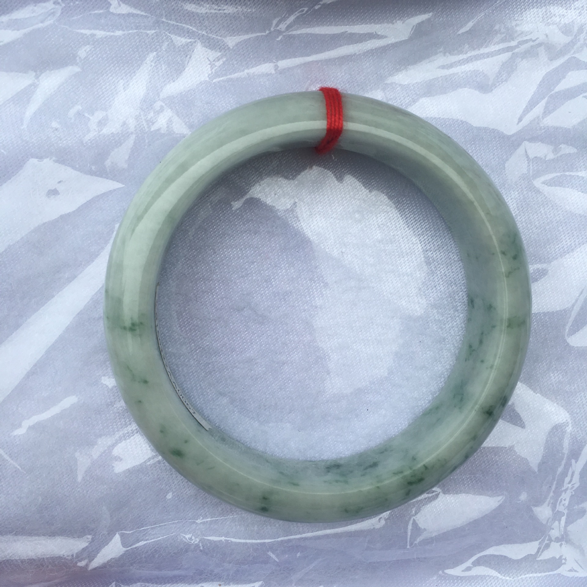 翡翠手镯在光下看到蓝光,翡翠手镯厂家-第1张图片-翡翠网 翡翠手镯在光下看到蓝光,翡翠手镯厂家-第1张图片-翡翠网