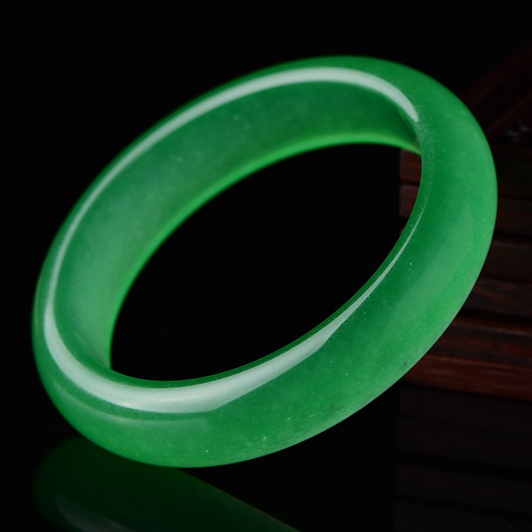 翡翠绿手镯价格豆绿翡翠手镯价格-第1张图片-翡翠网 翡翠绿手镯价格豆绿翡翠手镯价格-第1张图片-翡翠网