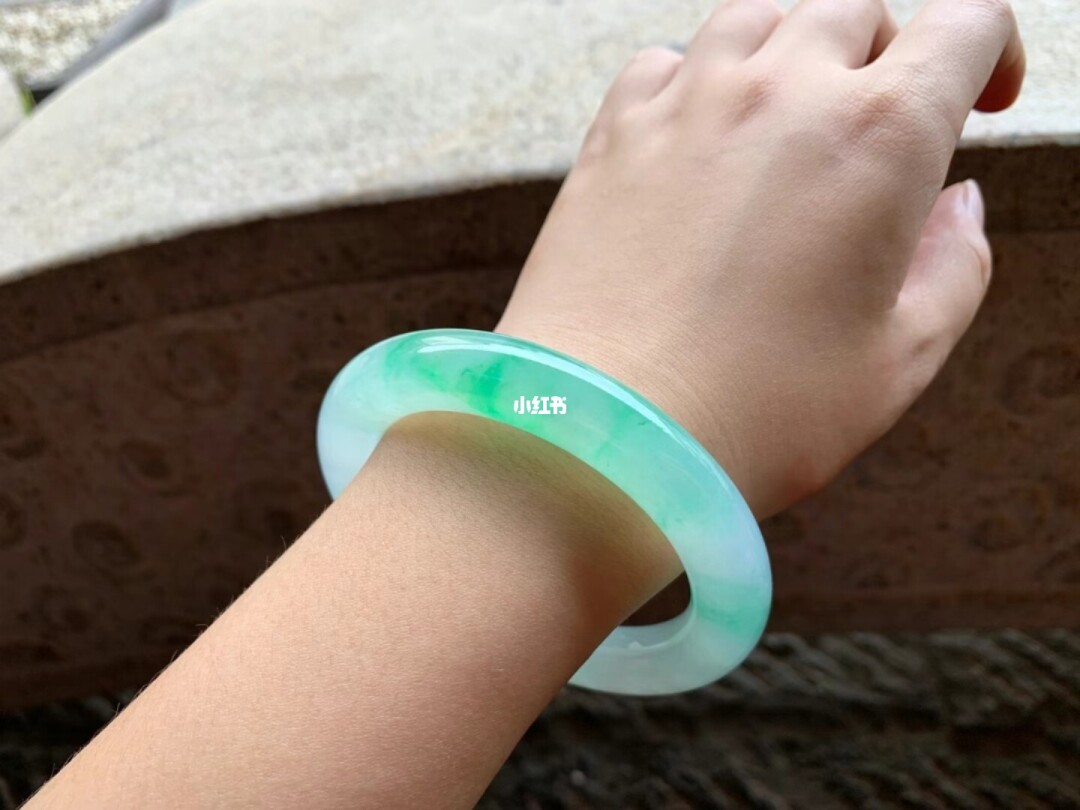 翡翠手镯级别手镯佩戴级别-第1张图片-翡翠网 翡翠手镯级别手镯佩戴级别-第1张图片-翡翠网