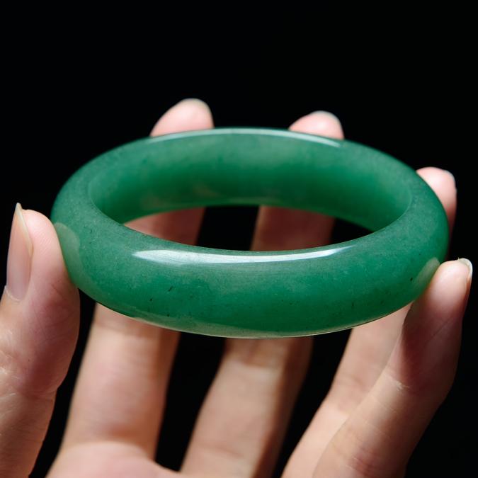 手镯买翡翠还是和田玉,碧玉与翡翠手镯-第2张图片-翡翠网 手镯买翡翠还是和田玉,碧玉与翡翠手镯-第2张图片-翡翠网