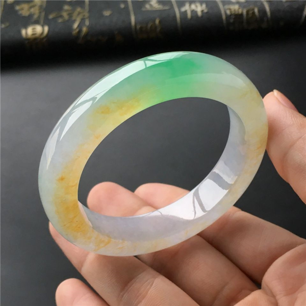 翡翠鉴别入门知识,翡翠制品的鉴定常识-第1张图片-翡翠网 翡翠鉴别入门知识,翡翠制品的鉴定常识-第1张图片-翡翠网