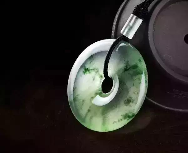 翡翠鉴别入门知识,翡翠制品的鉴定常识-第2张图片-翡翠网 翡翠鉴别入门知识,翡翠制品的鉴定常识-第2张图片-翡翠网