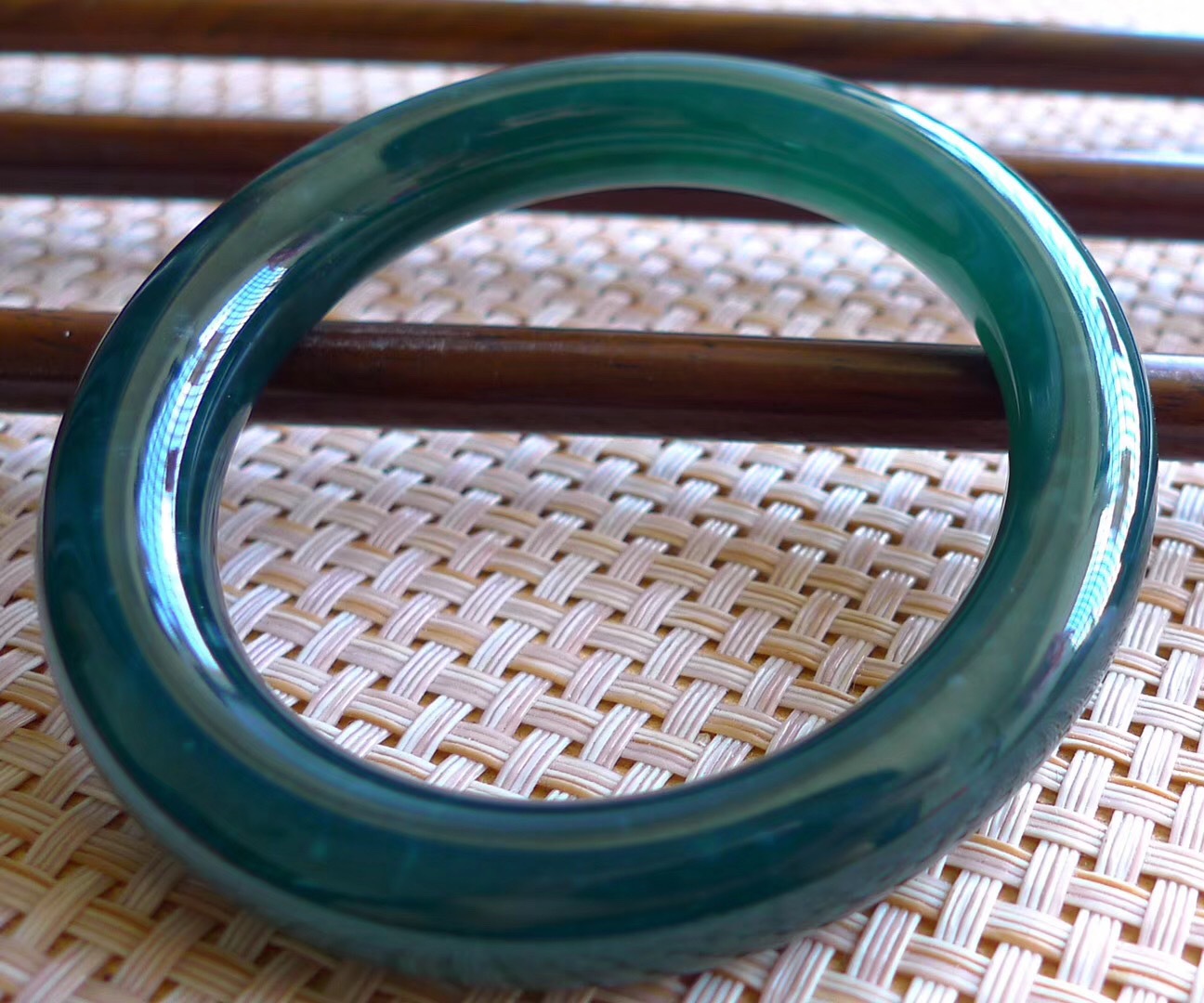 蓝水翡翠深色好还是浅色好蓝水翡翠手镯