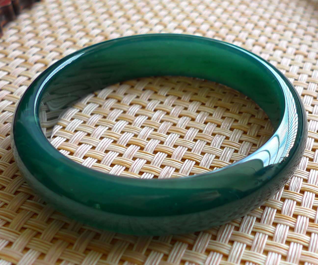 蓝水翡翠深色好还是浅色好蓝水翡翠手镯-第2张图片-翡翠网 蓝水翡翠深色好还是浅色好蓝水翡翠手镯-第2张图片-翡翠网