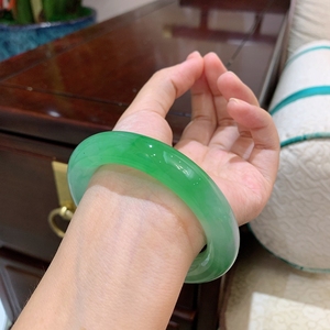 翡翠手镯放水里翡翠平时不戴可以放水里吗-第2张图片-翡翠网 翡翠手镯放水里翡翠平时不戴可以放水里吗-第2张图片-翡翠网