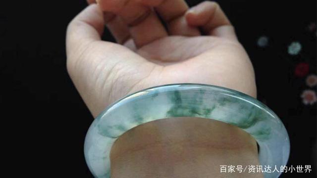 翡翠手镯女的戴左手还是右手碧玺戴左手还是右手-第1张图片-翡翠网 翡翠手镯女的戴左手还是右手碧玺戴左手还是右手-第1张图片-翡翠网