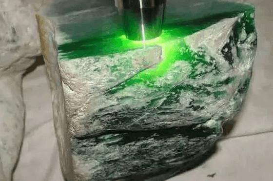 云南翡翠原石市场瑞丽玉器批发市场-第2张图片-翡翠网 云南翡翠原石市场瑞丽玉器批发市场-第2张图片-翡翠网