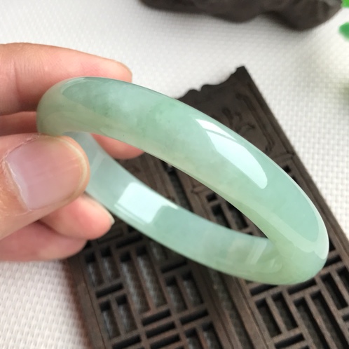 豆种翡翠飘阳绿手镯的简单介绍-第1张图片-翡翠网 豆种翡翠飘阳绿手镯的简单介绍-第1张图片-翡翠网