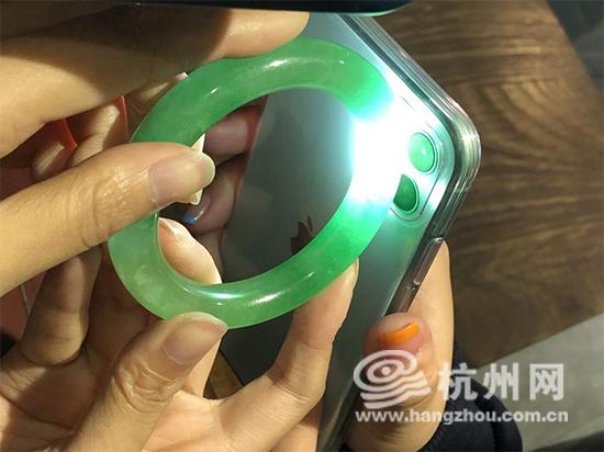 没有紫光灯如何验翡翠手镯365紫光灯鉴别翡翠-第1张图片-翡翠网 没有紫光灯如何验翡翠手镯365紫光灯鉴别翡翠-第1张图片-翡翠网