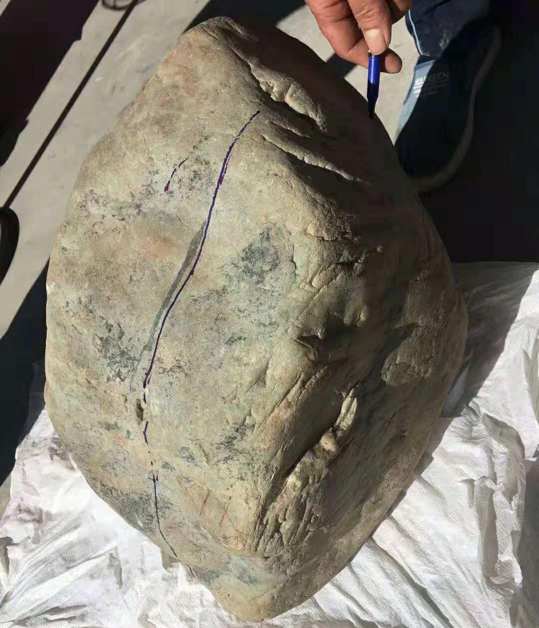 关于红皮木那翡翠原石特点的信息-第1张图片-翡翠网 关于红皮木那翡翠原石特点的信息-第1张图片-翡翠网