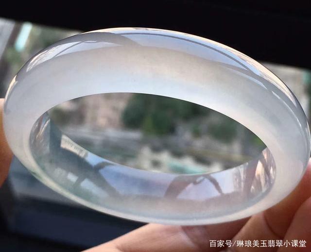 如何鉴定翡翠手镯的真假的简单介绍-第1张图片-翡翠网 如何鉴定翡翠手镯的真假的简单介绍-第1张图片-翡翠网