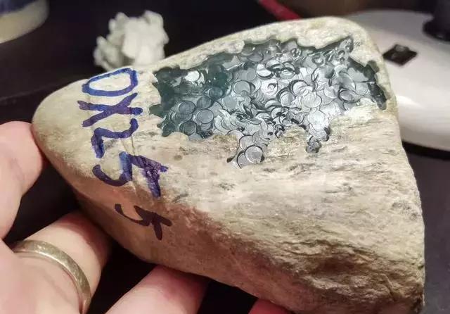 翡翠原石的水怎么看的简单介绍-第1张图片-翡翠网 翡翠原石的水怎么看的简单介绍-第1张图片-翡翠网